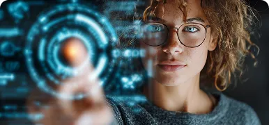 Mujer con gafas interactuando con una interfaz digital de inteligencia artificial