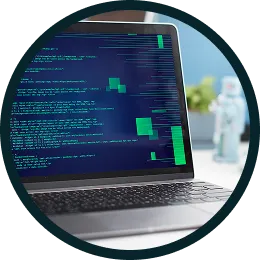 Portátil con código de programación en pantalla