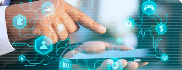 Mano señalando iconos de tecnología y análisis sobre una tableta