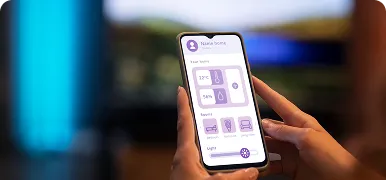 Móvil en una mano mostrando una app con paneles de control
