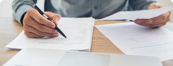 Persona firmando un parte de trabajo en papel