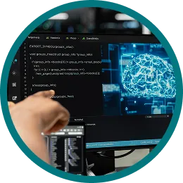 Código de programación junto a una ilustración de cerebro de inteligencia artificial