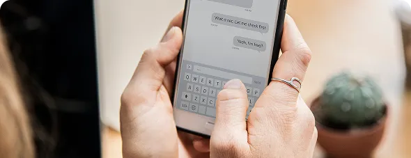 Persona escribiendo un mensaje en el móvil