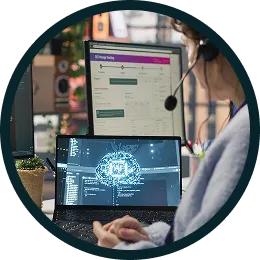 Persona diseñando flujos de automatización en un portátil