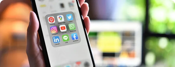 Móvil con iconos de redes sociales y aplicaciones de mensajería