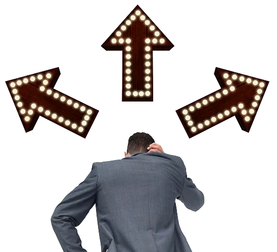Directivo con las manos en la cabeza ante tres flechas luminosas que apuntan a direcciones distintas